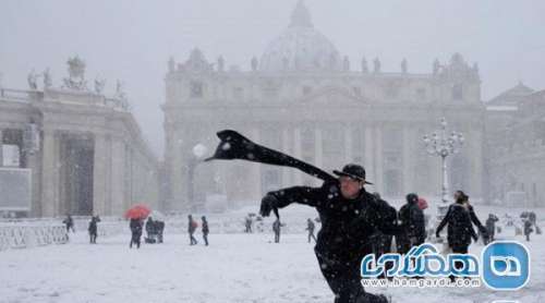 عکس های برگزیده محیط زیست رویترز | وقتی کشیش برف بازی می کند