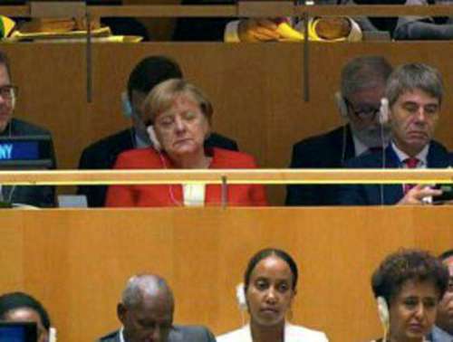 چُرت زدن مرکل در سازمان ملل سوژه شد + عکس