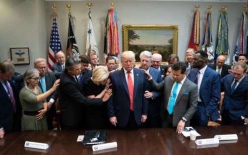 عکس| دعا برای ترامپ،در فضای مجازی جنجال به پا کرد