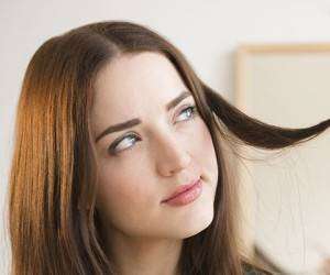 8 عادت غلطی که باعث چرب شدن موها می شوند