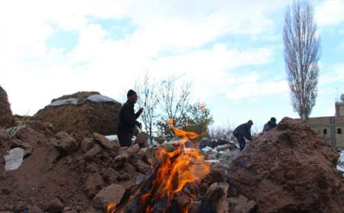 زندگی دشوار چادری زلزله‌ زدگان ورنکش زیر برف و سرما!!