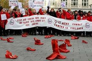 کفش قرمز: چیدمان هنری برای مبارزه با خشونت علیه زنان + تصاویر