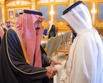 ​آغوش شاه سعودی برای نخست وزیر قطر/عکس