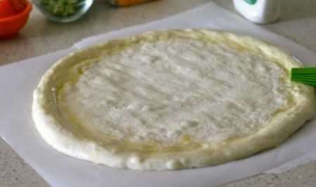 آموزش تصویری طرز تهیه «خمیر پیتزا» بدون خمیر مایه با شیر